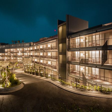 Hotel The Botanica Sanctuary Puncak Exteriér fotografie The hotel at night
