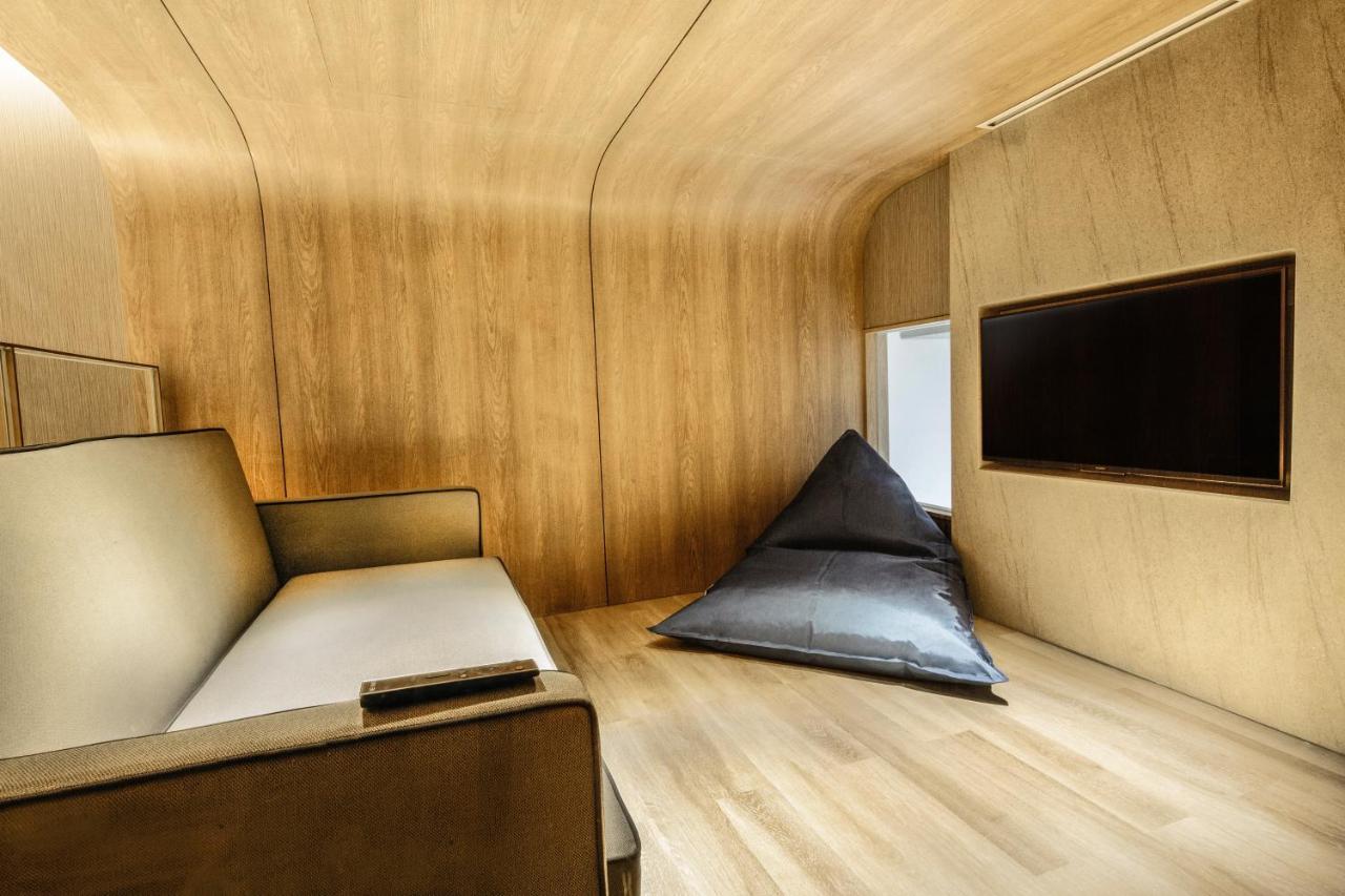 Hotel The Botanica Sanctuary Puncak Exteriér fotografie Interior of a capsule hotel