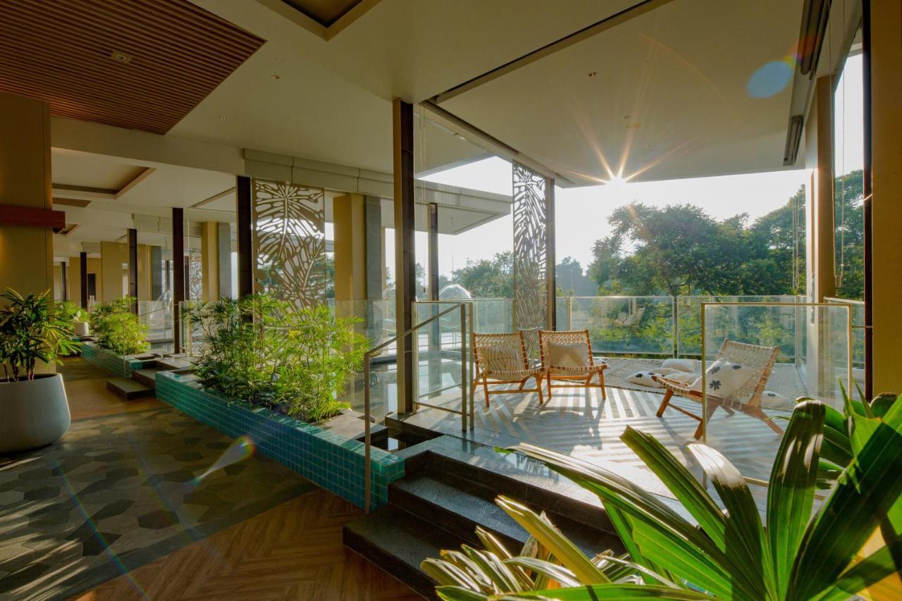 Hotel The Botanica Sanctuary Puncak Exteriér fotografie The interior of the hotel