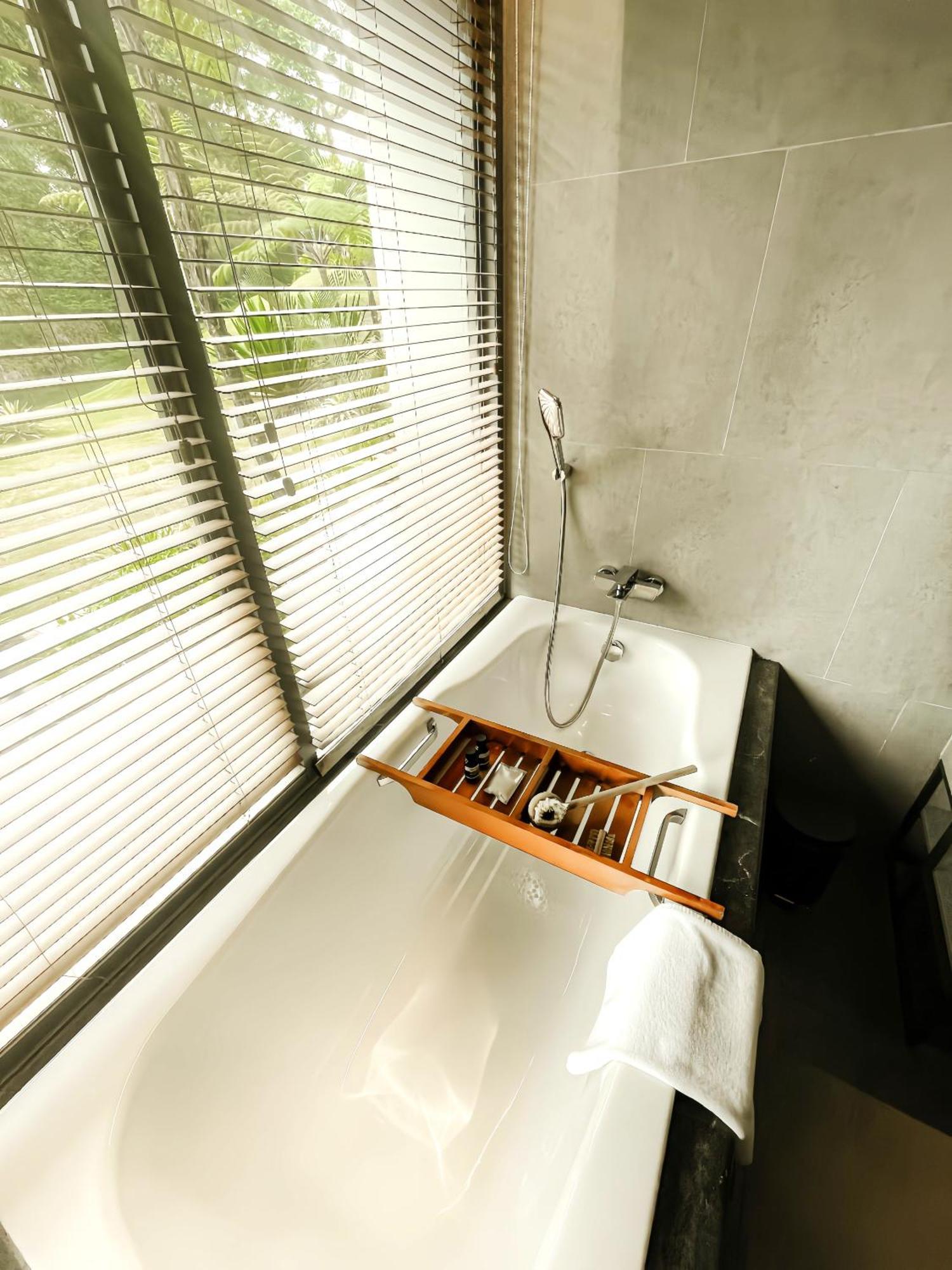 Hotel The Botanica Sanctuary Puncak Pokoj fotografie A bathtub with a shower