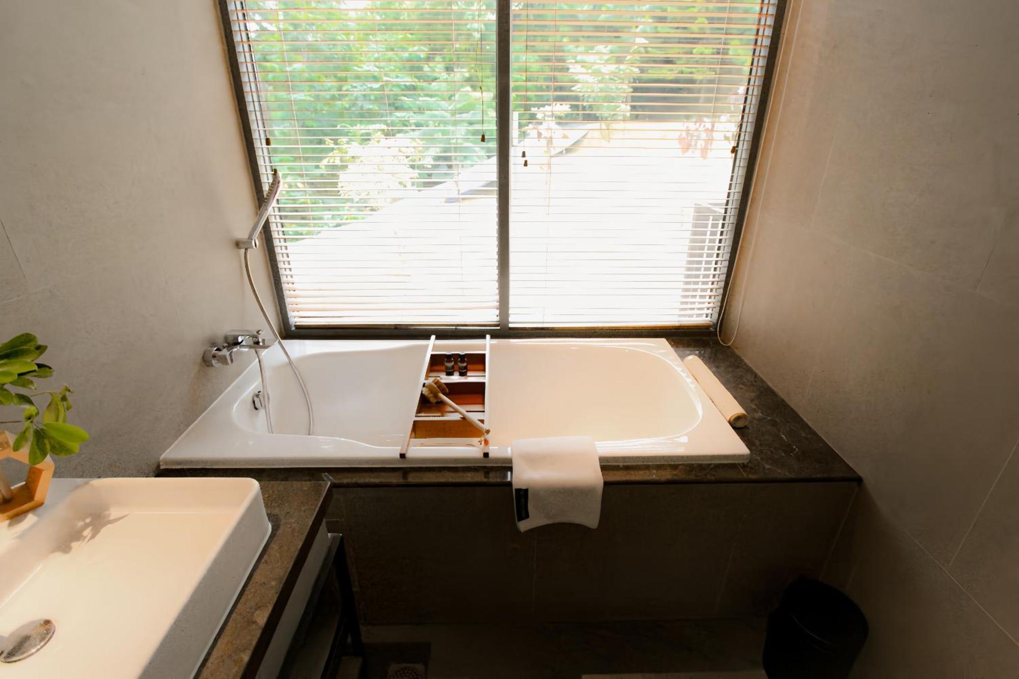Hotel The Botanica Sanctuary Puncak Pokoj fotografie A bathtub