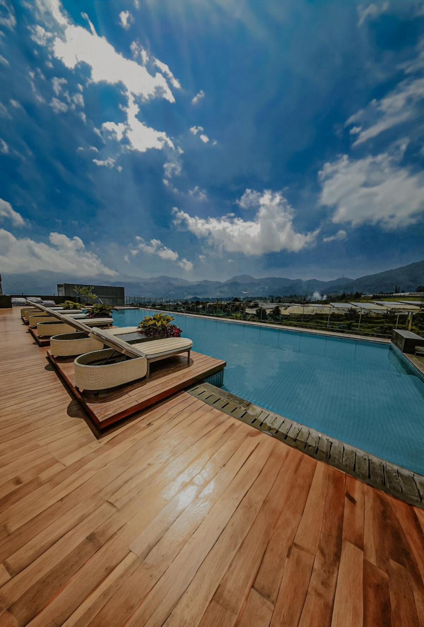 Hotel The Botanica Sanctuary Puncak Exteriér fotografie Rooftop pool at the hotel