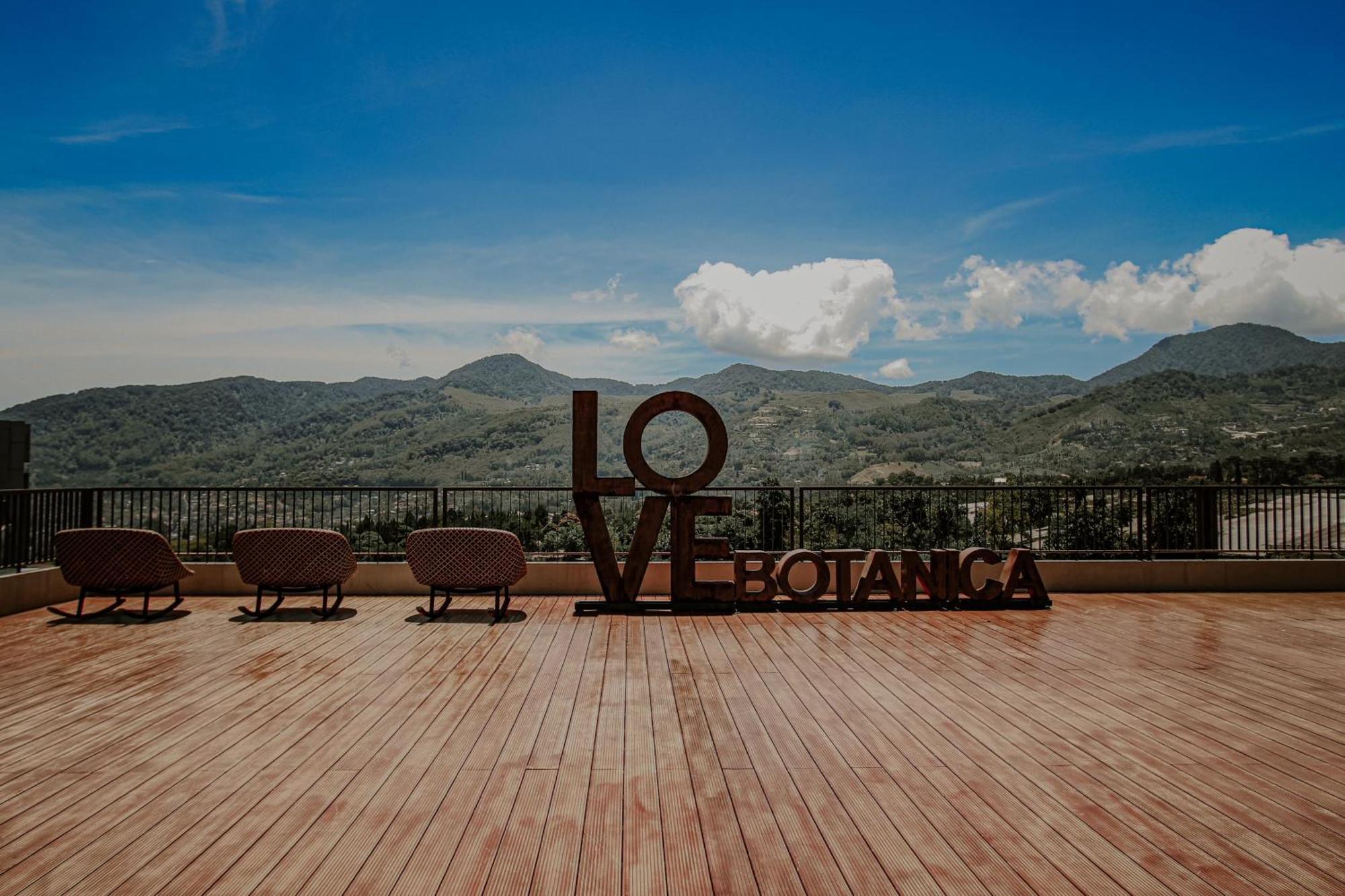 Hotel The Botanica Sanctuary Puncak Exteriér fotografie View of the Sierra Madre from the 10th floor of the hotel